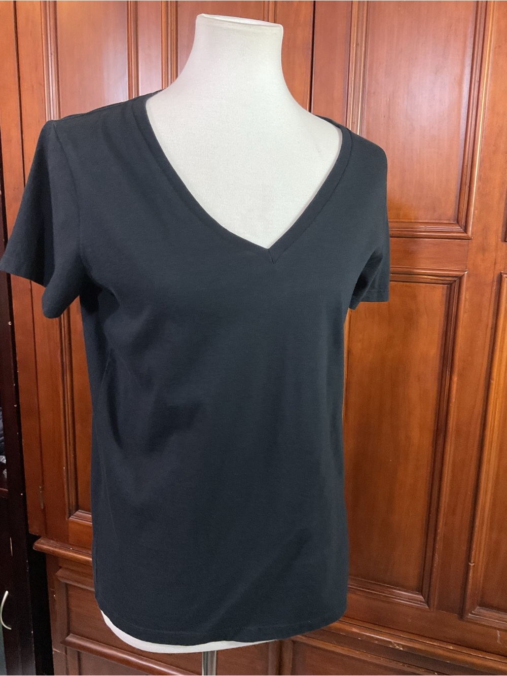 Hass Women’s Vneck Tshirt Solid Black Size Medium Lknw As Seen 100% Organic Cott